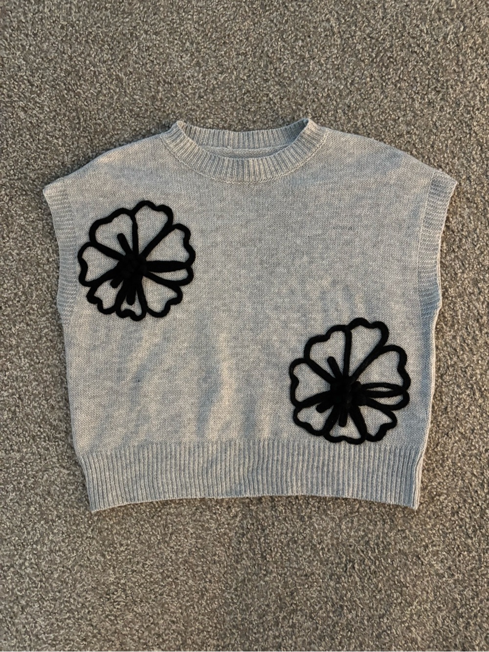 Light Gray Floral Appliqué Knit Sleeveless Sweater Vest